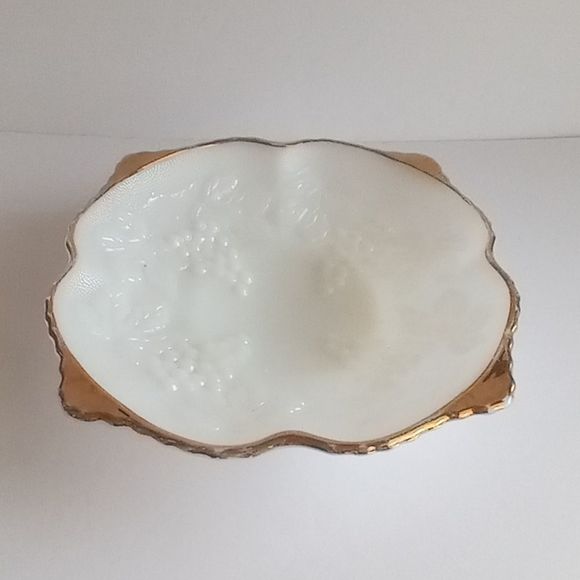 Vintage Anchor Hocking Milk Glass Bowl with Gold Trim Grape Pattern - Picture 2 of 8